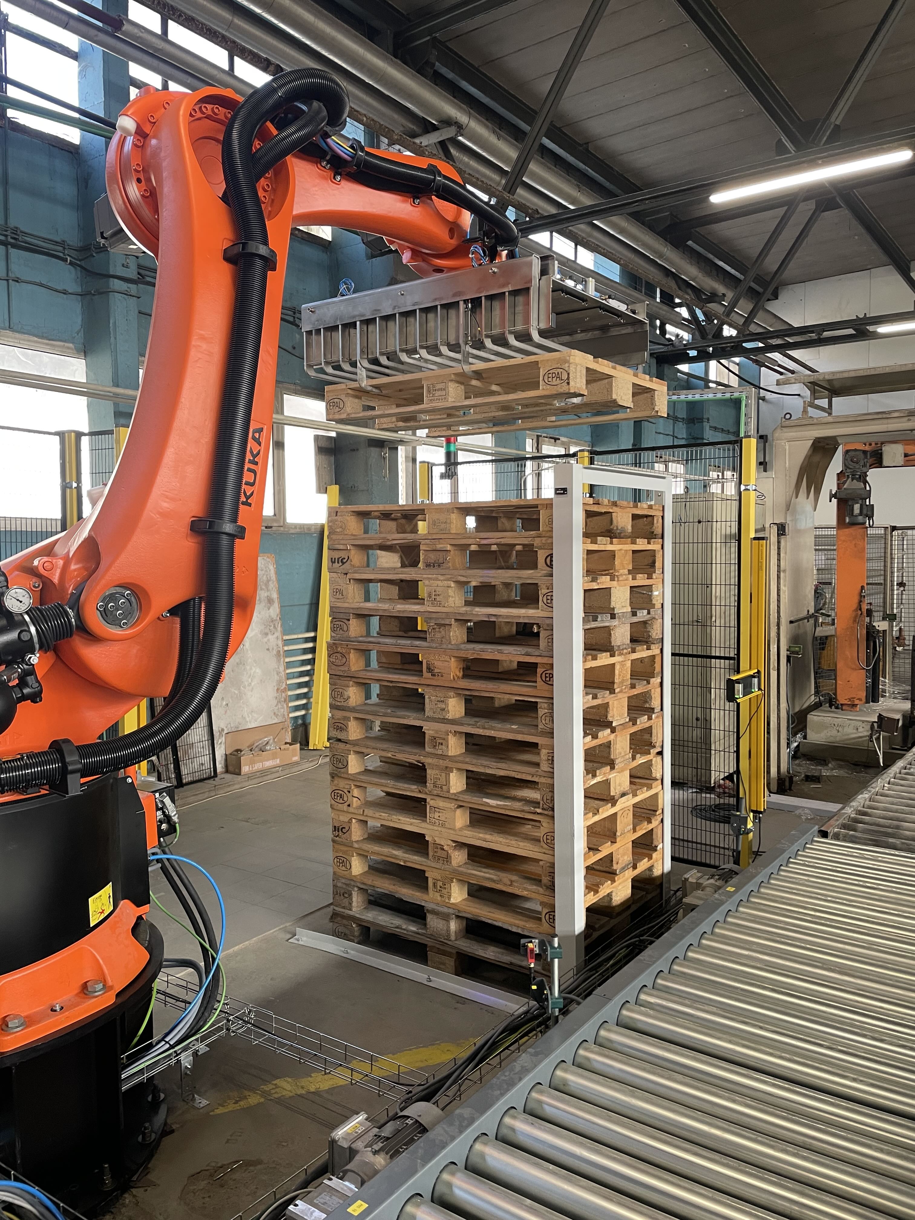 Robotic arm placing boxes on pallet