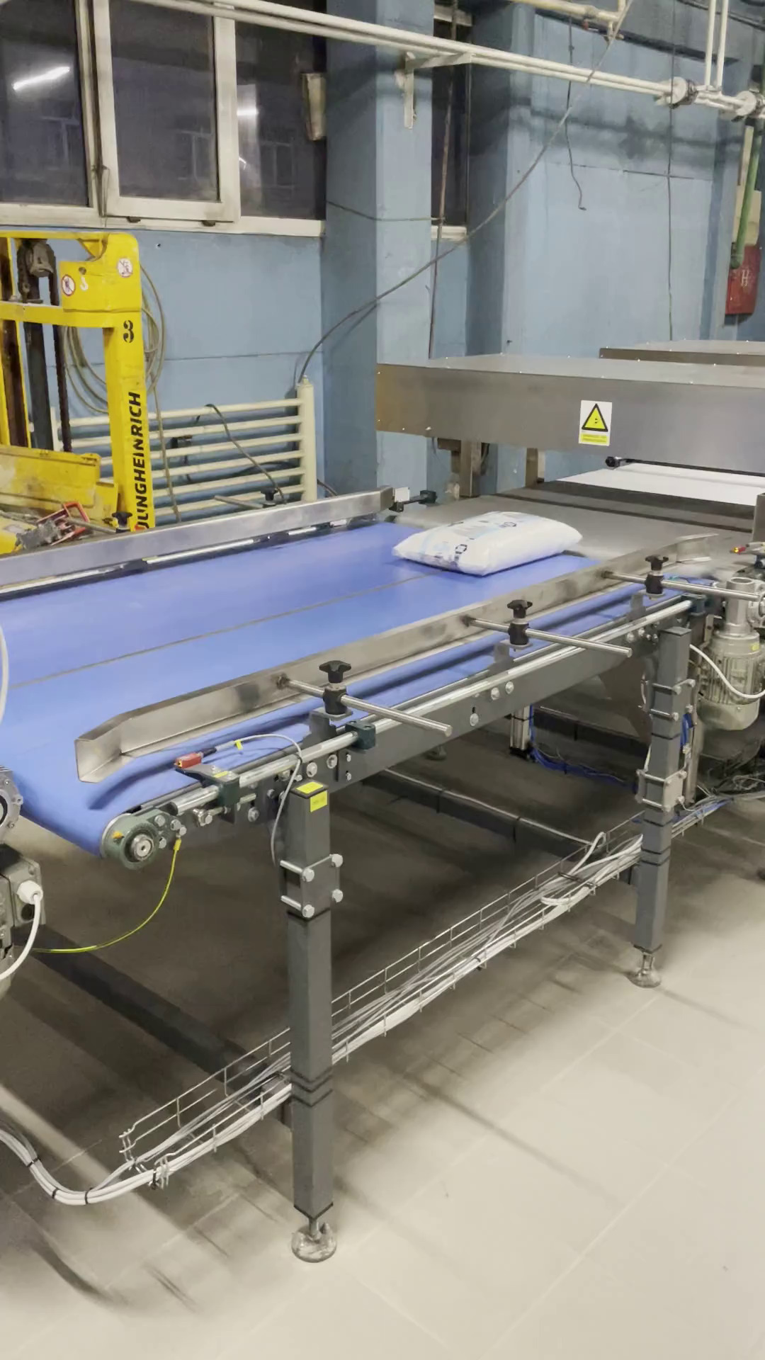 Video: Diverter activating to redirect boxes