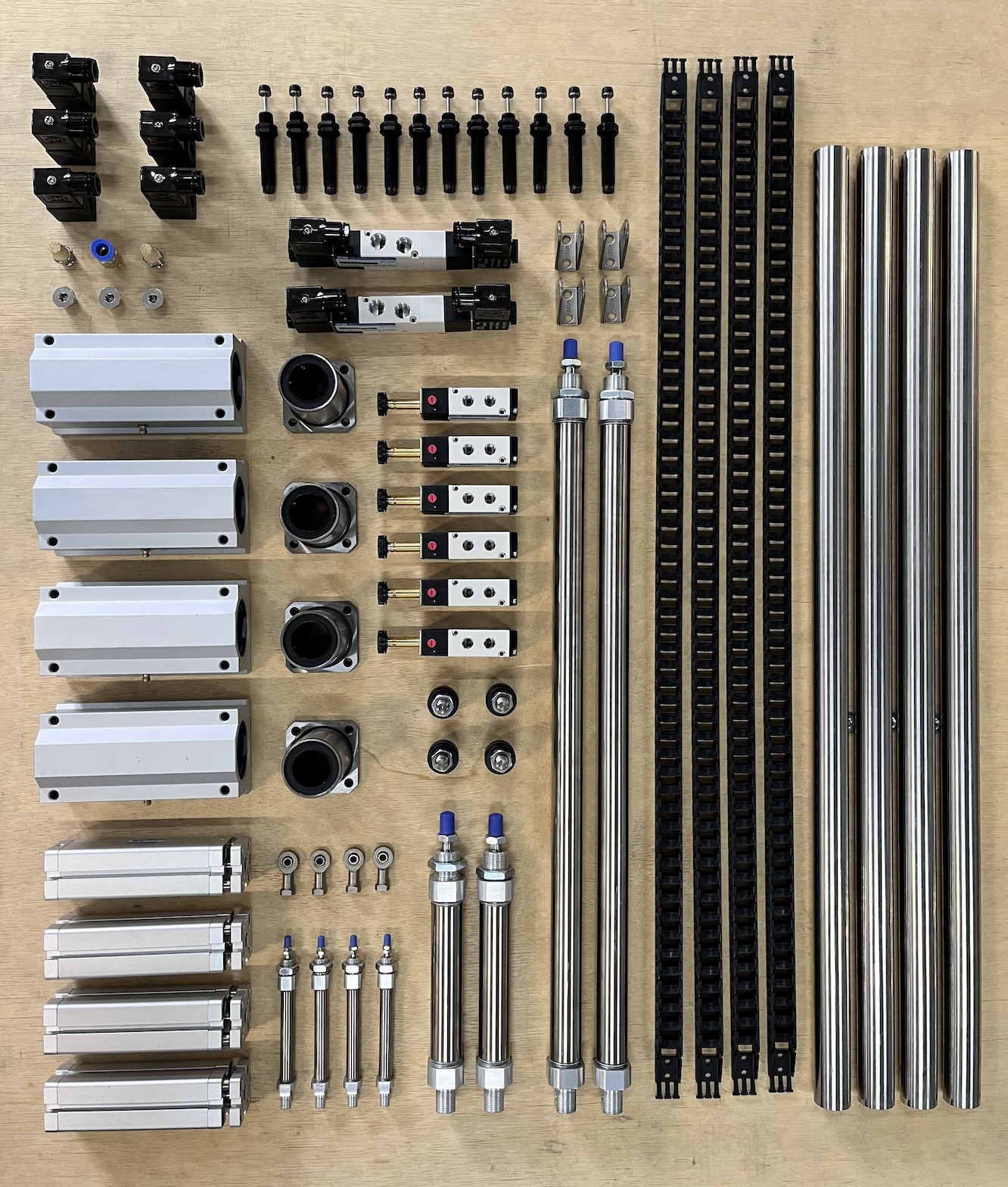 Floor-mounted robotic arm handling pallets